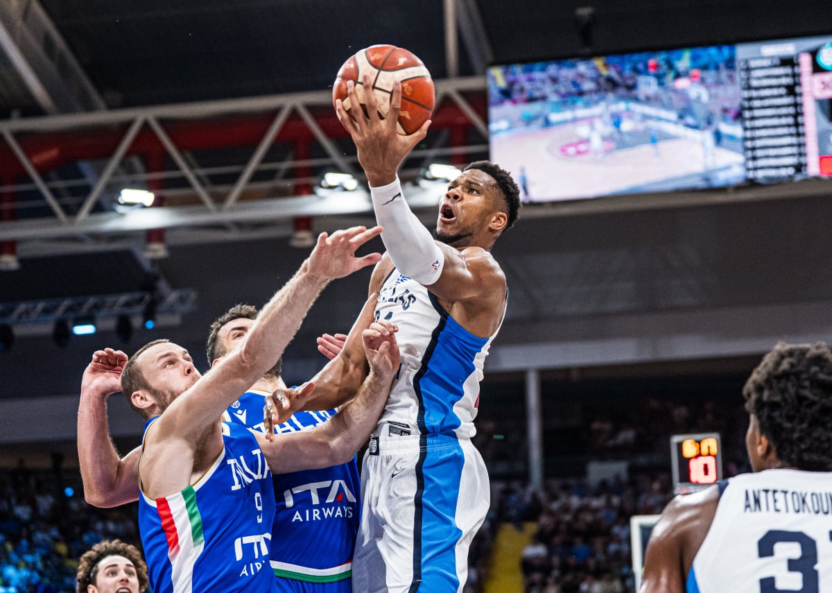 冲小组第一！字母哥轰31+7无解夺开门红，雄鹿主帅微笑助威